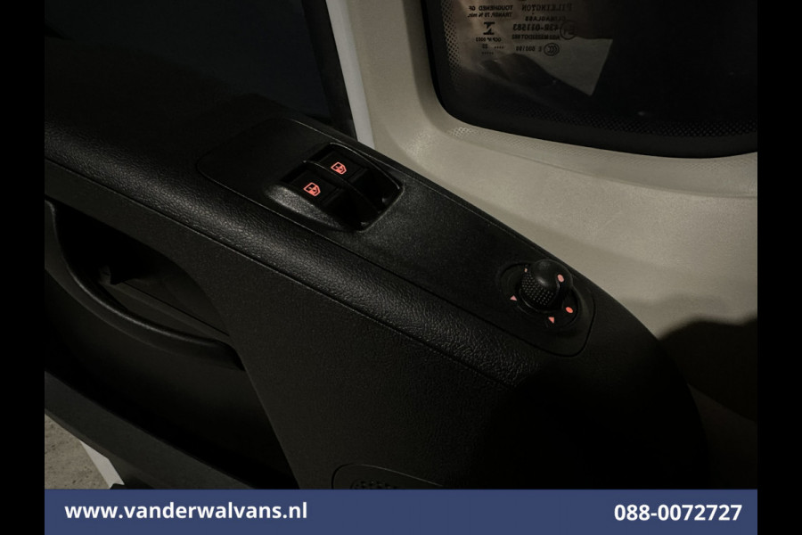 Peugeot Boxer 2.2 BlueHDi 141pk Bakwagen 436cm Lang Laadklep Euro6 Airco | Camera | Cruisecontrol | 1085kg laadvermogen Bijrijdersbank.