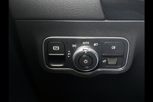 Mercedes-Benz GLA 250 e Business AMG Plug-In Hybride 5 spaaks lichtmetalen velgen | MBUX wide screen| Navigatie | elect bed. voorstoelen met memory | Trekhaak | parking support met camera | Inclusief 24 maanden Mercedes-Benz Certified garantie voor Europa.