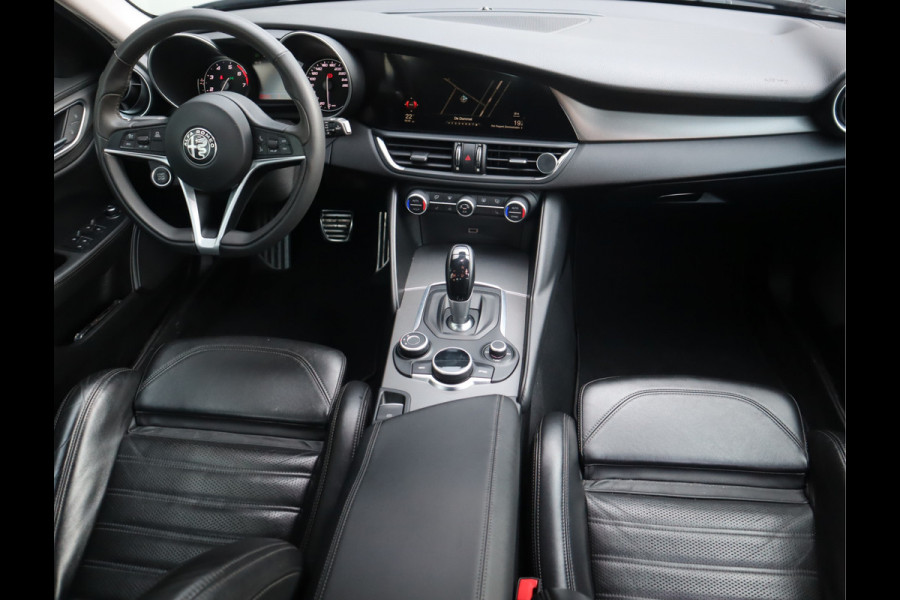 Alfa Romeo Giulia 2.0T Super Adaptive CC / Navi/ Camera /Pdc / Carplay /Stoel/Stuurverw / Automaat Gechipt