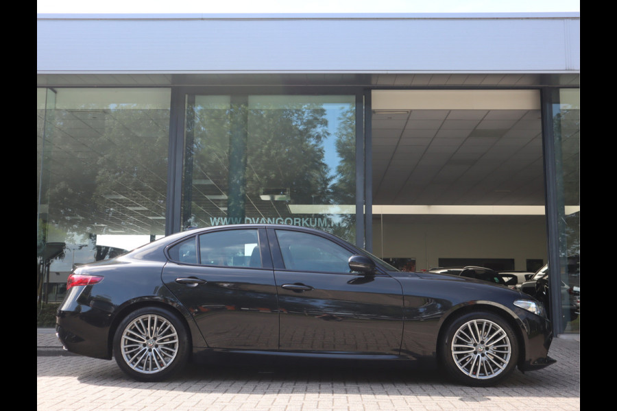 Alfa Romeo Giulia 2.0T Super Adaptive CC / Navi/ Camera /Pdc / Carplay /Stoel/Stuurverw / Automaat Gechipt