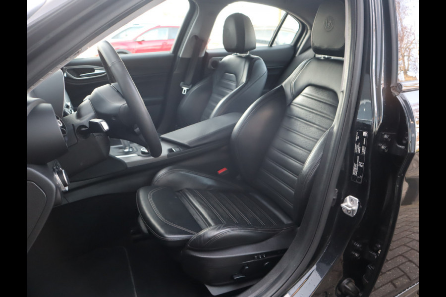 Alfa Romeo Giulia 2.0T Super Adaptive CC / Navi/ Camera /Pdc / Carplay /Stoel/Stuurverw / Automaat Gechipt
