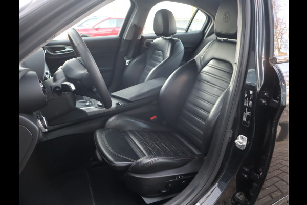 Alfa Romeo Giulia 2.0T Super Adaptive CC / Navi/ Camera /Pdc / Carplay /Stoel/Stuurverw / Automaat Gechipt