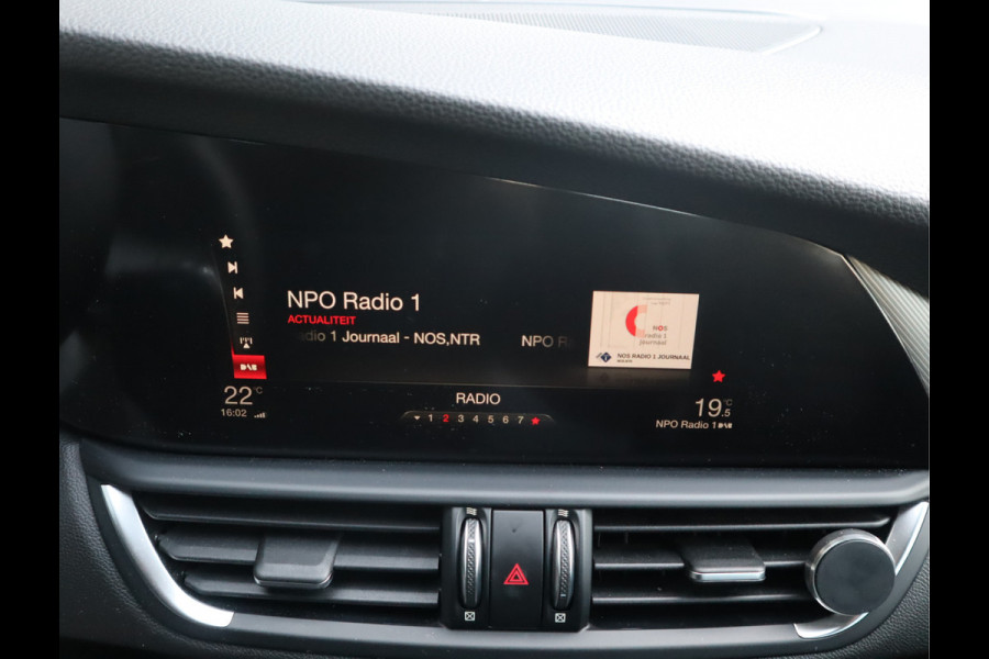 Alfa Romeo Giulia 2.0T Super Adaptive CC / Navi/ Camera /Pdc / Carplay /Stoel/Stuurverw / Automaat Gechipt