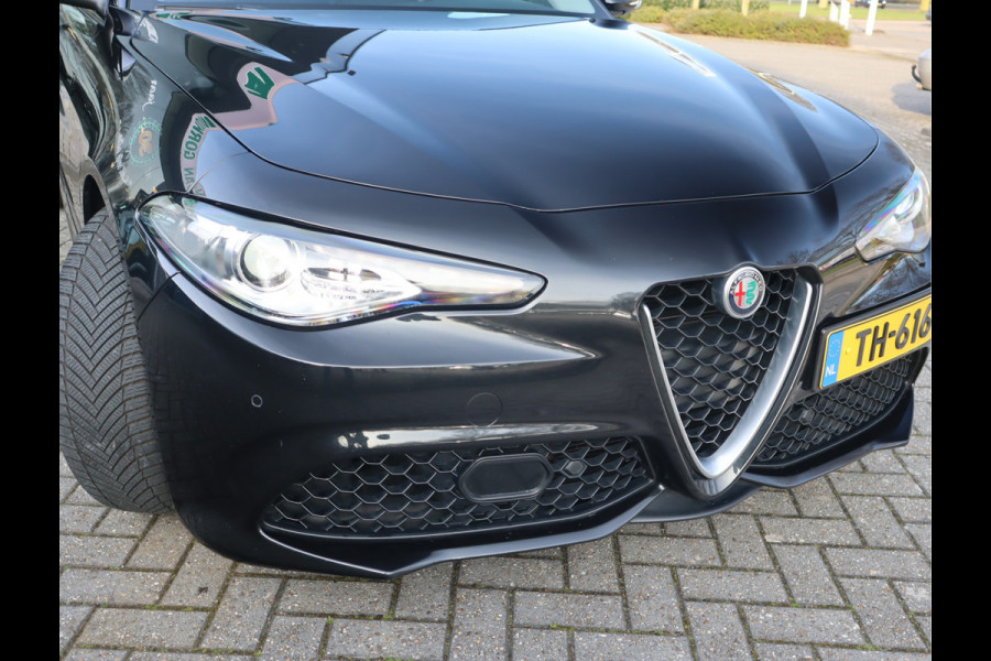 Alfa Romeo Giulia 2.0T Super Adaptive CC / Navi/ Camera /Pdc / Carplay /Stoel/Stuurverw / Automaat Gechipt