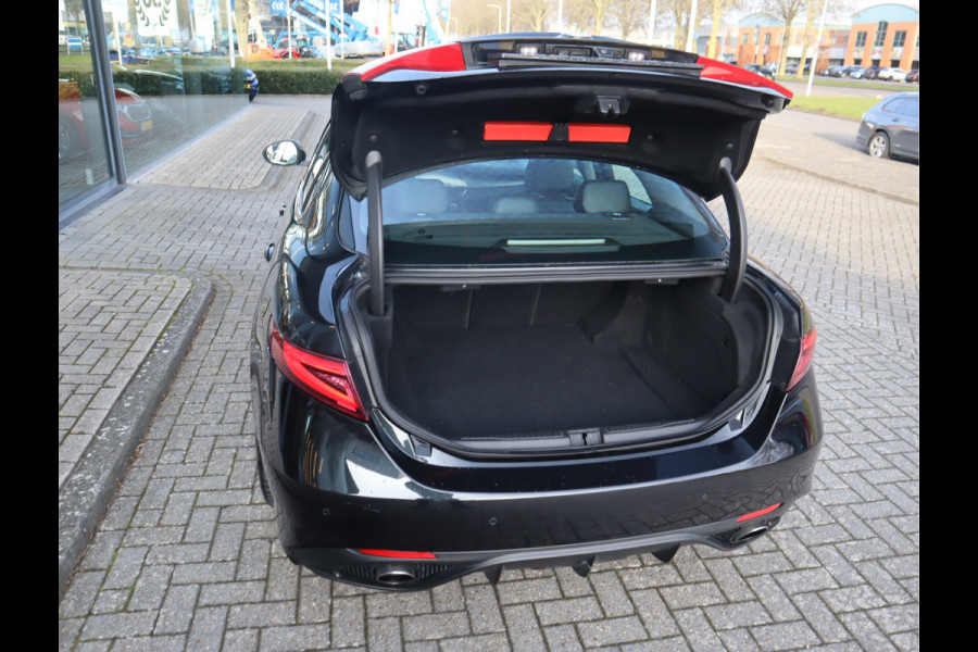 Alfa Romeo Giulia 2.0T Super Adaptive CC / Navi/ Camera /Pdc / Carplay /Stoel/Stuurverw / Automaat Gechipt