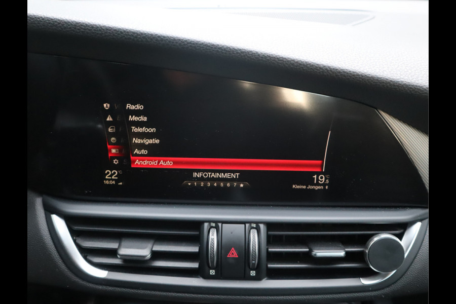 Alfa Romeo Giulia 2.0T Super Adaptive CC / Navi/ Camera /Pdc / Carplay /Stoel/Stuurverw / Automaat Gechipt