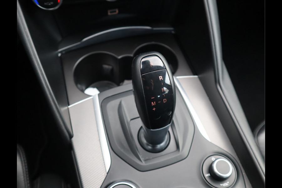 Alfa Romeo Giulia 2.0T Super Adaptive CC / Navi/ Camera /Pdc / Carplay /Stoel/Stuurverw / Automaat Gechipt