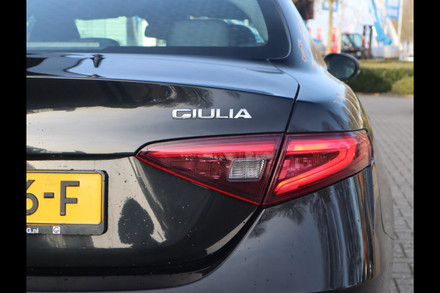 Alfa Romeo Giulia 2.0T Super Adaptive CC / Navi/ Camera /Pdc / Carplay /Stoel/Stuurverw / Automaat Gechipt