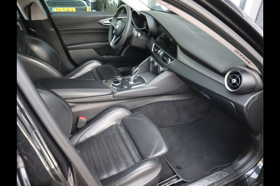 Alfa Romeo Giulia 2.0T Super Adaptive CC / Navi/ Camera /Pdc / Carplay /Stoel/Stuurverw / Automaat Gechipt