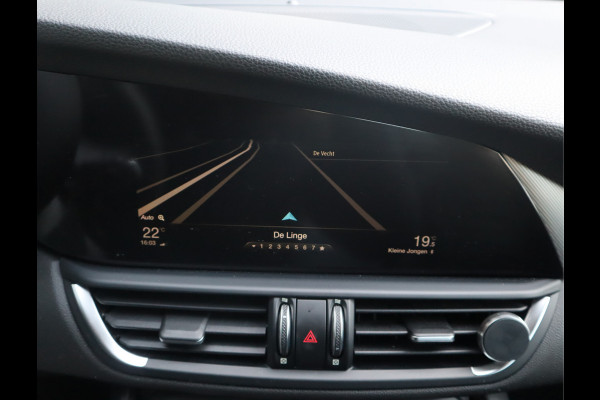 Alfa Romeo Giulia 2.0T Super Adaptive CC / Navi/ Camera /Pdc / Carplay /Stoel/Stuurverw / Automaat Gechipt