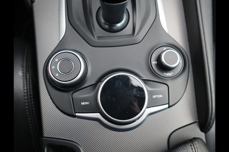 Alfa Romeo Giulia 2.0T Super Adaptive CC / Navi/ Camera /Pdc / Carplay /Stoel/Stuurverw / Automaat Gechipt