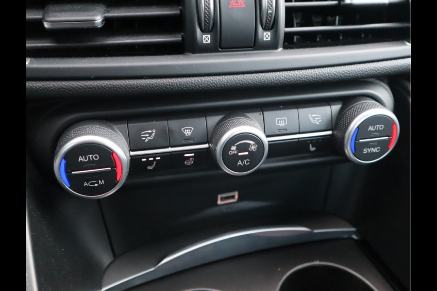 Alfa Romeo Giulia 2.0T Super Adaptive CC / Navi/ Camera /Pdc / Carplay /Stoel/Stuurverw / Automaat Gechipt