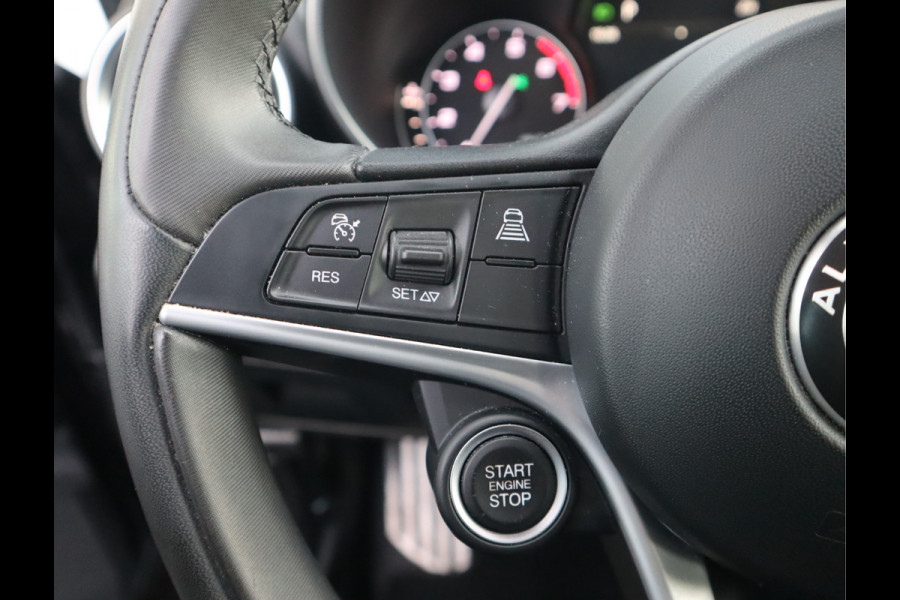 Alfa Romeo Giulia 2.0T Super Adaptive CC / Navi/ Camera /Pdc / Carplay /Stoel/Stuurverw / Automaat Gechipt