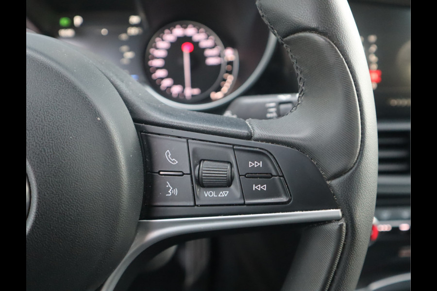 Alfa Romeo Giulia 2.0T Super Adaptive CC / Navi/ Camera /Pdc / Carplay /Stoel/Stuurverw / Automaat Gechipt