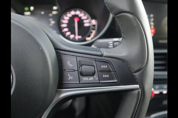 Alfa Romeo Giulia 2.0T Super Adaptive CC / Navi/ Camera /Pdc / Carplay /Stoel/Stuurverw / Automaat Gechipt