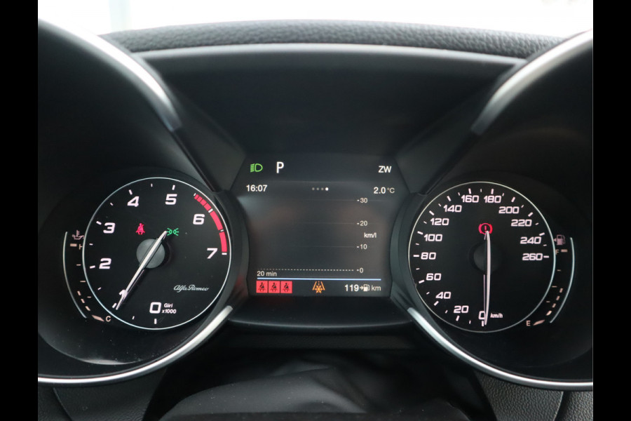 Alfa Romeo Giulia 2.0T Super Adaptive CC / Navi/ Camera /Pdc / Carplay /Stoel/Stuurverw / Automaat Gechipt