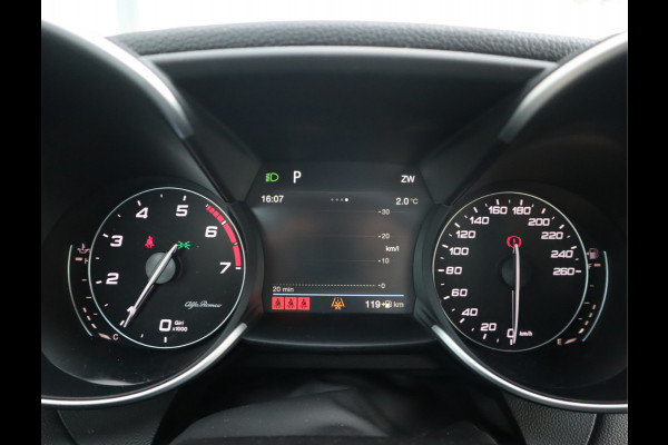 Alfa Romeo Giulia 2.0T Super Adaptive CC / Navi/ Camera /Pdc / Carplay /Stoel/Stuurverw / Automaat Gechipt