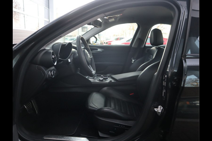 Alfa Romeo Giulia 2.0T Super Adaptive CC / Navi/ Camera /Pdc / Carplay /Stoel/Stuurverw / Automaat Gechipt