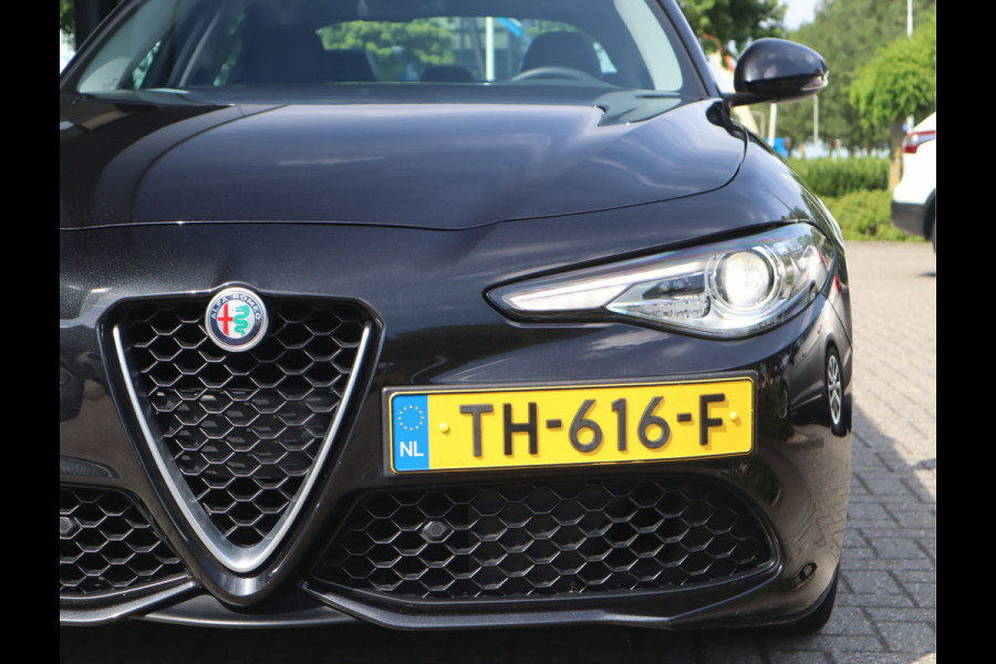 Alfa Romeo Giulia 2.0T Super Adaptive CC / Navi/ Camera /Pdc / Carplay /Stoel/Stuurverw / Automaat Gechipt
