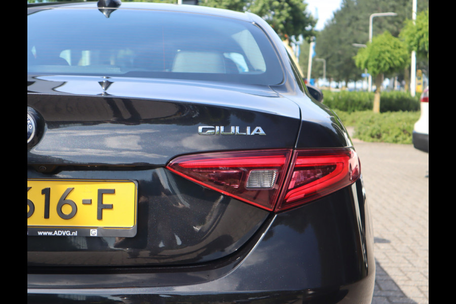 Alfa Romeo Giulia 2.0T Super Adaptive CC / Navi/ Camera /Pdc / Carplay /Stoel/Stuurverw / Automaat Gechipt
