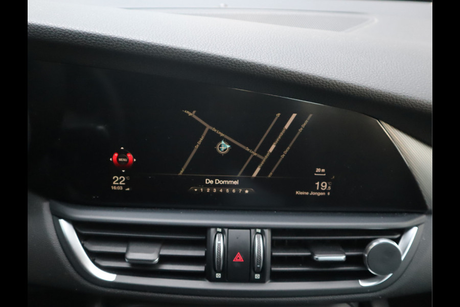 Alfa Romeo Giulia 2.0T Super Adaptive CC / Navi/ Camera /Pdc / Carplay /Stoel/Stuurverw / Automaat Gechipt