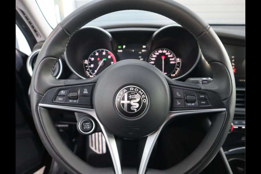 Alfa Romeo Giulia 2.0T Super Adaptive CC / Navi/ Camera /Pdc / Carplay /Stoel/Stuurverw / Automaat Gechipt
