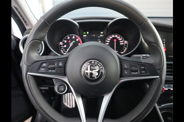 Alfa Romeo Giulia 2.0T Super Adaptive CC / Navi/ Camera /Pdc / Carplay /Stoel/Stuurverw / Automaat Gechipt