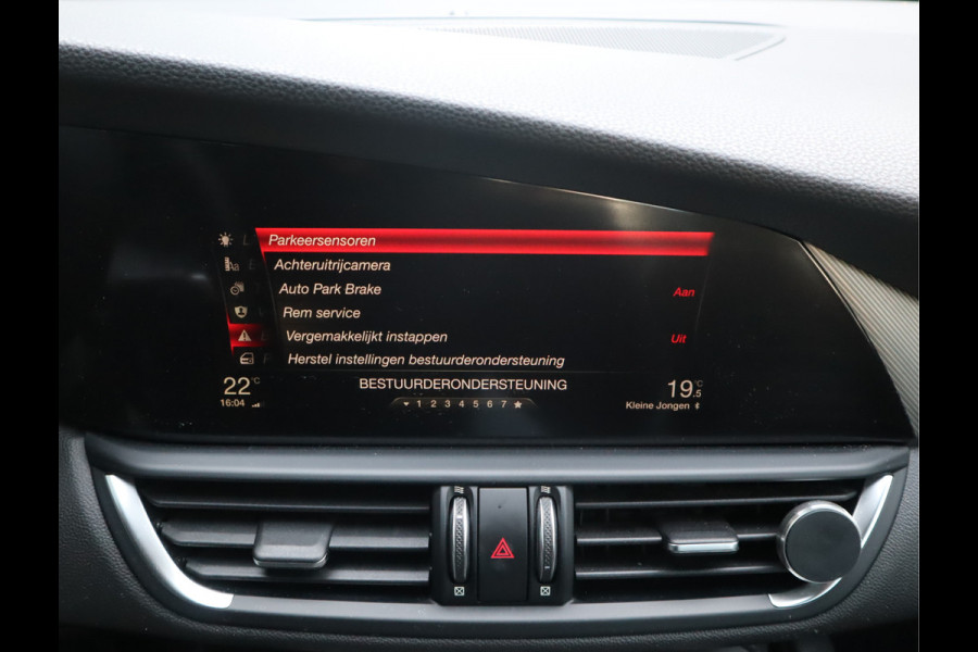 Alfa Romeo Giulia 2.0T Super Adaptive CC / Navi/ Camera /Pdc / Carplay /Stoel/Stuurverw / Automaat Gechipt