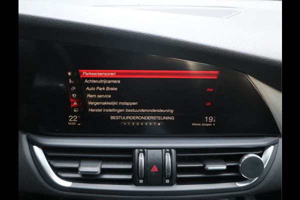 Alfa Romeo Giulia 2.0T Super Adaptive CC / Navi/ Camera /Pdc / Carplay /Stoel/Stuurverw / Automaat Gechipt