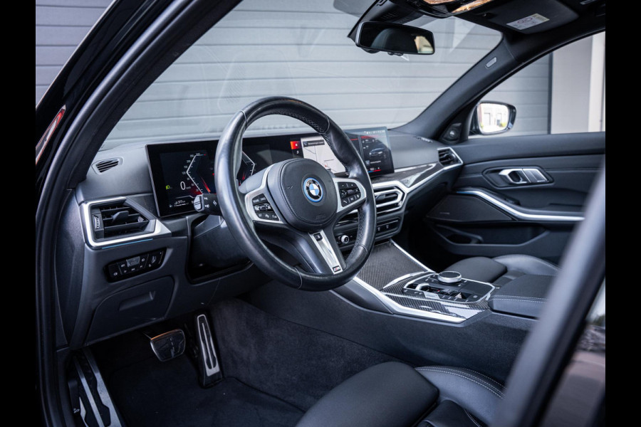 BMW 3 Serie Touring 330e xDrive M-Sport l LCI l HUD l Carbon l Pano l Trekhaak l Memory