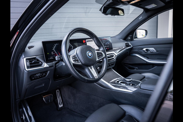 BMW 3 Serie Touring 330e xDrive M-Sport l LCI l HUD l Carbon l Pano l Trekhaak l Memory