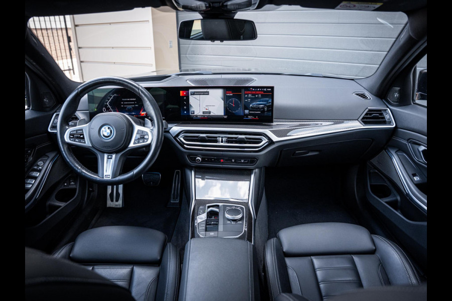 BMW 3 Serie Touring 330e xDrive M-Sport l LCI l HUD l Carbon l Pano l Trekhaak l Memory