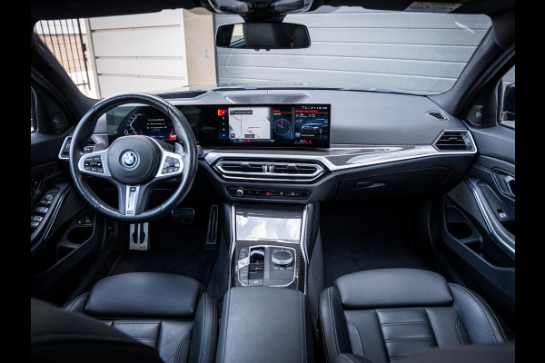 BMW 3 Serie Touring 330e xDrive M-Sport l LCI l HUD l Carbon l Pano l Trekhaak l Memory