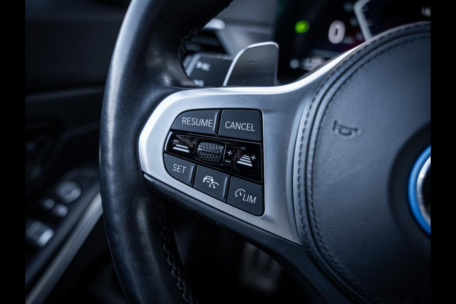 BMW 3 Serie Touring 330e xDrive M-Sport l LCI l HUD l Carbon l Pano l Trekhaak l Memory
