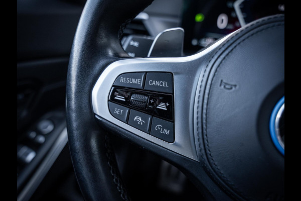 BMW 3 Serie Touring 330e xDrive M-Sport l LCI l HUD l Carbon l Pano l Trekhaak l Memory