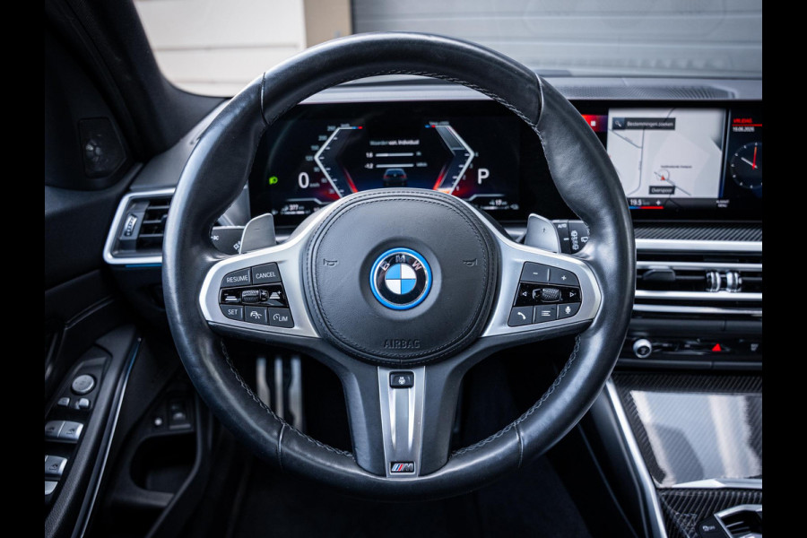 BMW 3 Serie Touring 330e xDrive M-Sport l LCI l HUD l Carbon l Pano l Trekhaak l Memory