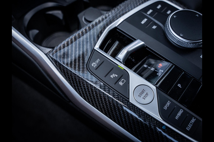 BMW 3 Serie Touring 330e xDrive M-Sport l LCI l HUD l Carbon l Pano l Trekhaak l Memory