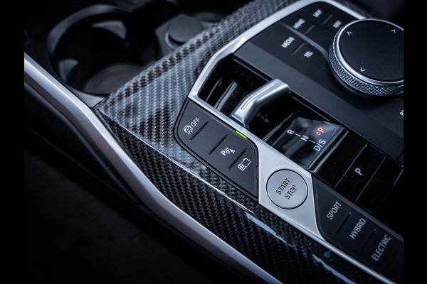 BMW 3 Serie Touring 330e xDrive M-Sport l LCI l HUD l Carbon l Pano l Trekhaak l Memory