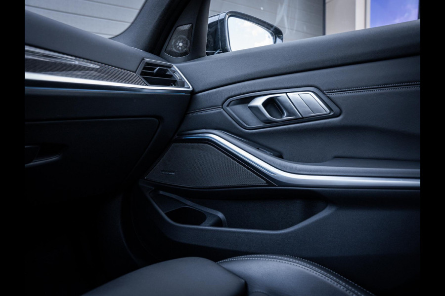 BMW 3 Serie Touring 330e xDrive M-Sport l LCI l HUD l Carbon l Pano l Trekhaak l Memory