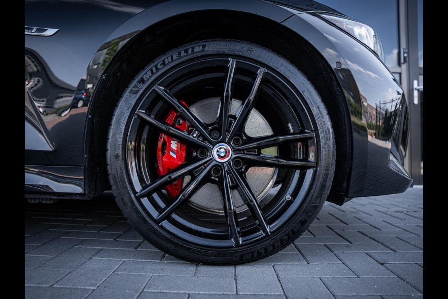 BMW 3 Serie Touring 330e xDrive M-Sport l LCI l HUD l Carbon l Pano l Trekhaak l Memory