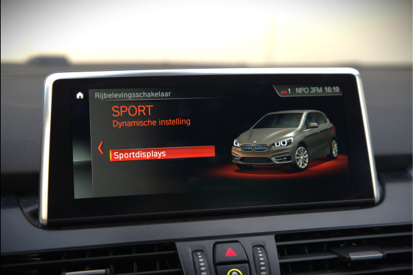 BMW 2 Serie Active Tourer 225xe iPerformance eDrive Edition | Stoelverwarming | Head-Up Display | Cruise Control | Parkeersensoren | Ambiance Verlichting | LED | Navigatie | Keyless | Leer | SOH 87%