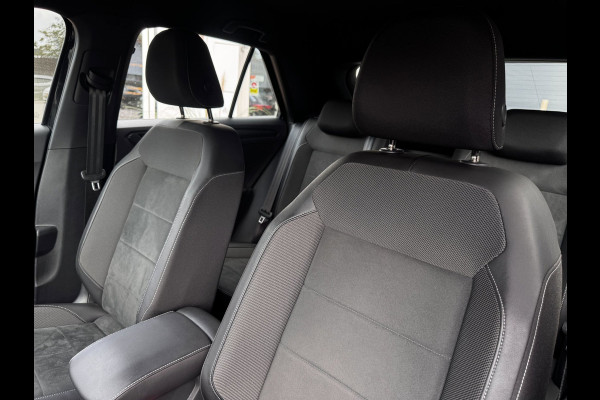Volkswagen T-Roc 1.5 TSI R-Line | 150 PK | Trekhaak | IQ-Light | Camera | Stoelverwarming | Beats | PDC Rondom |