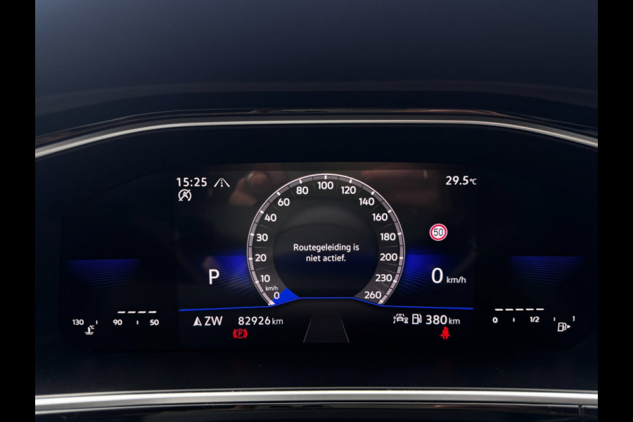 Volkswagen T-Roc 1.5 TSI R-Line | 150 PK | Trekhaak | IQ-Light | Camera | Stoelverwarming | Beats | PDC Rondom |