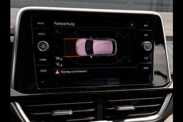 Volkswagen T-Roc 1.5 TSI R-Line | 150 PK | Trekhaak | IQ-Light | Camera | Stoelverwarming | Beats | PDC Rondom |