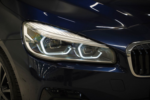 BMW 2 Serie Active Tourer 225xe iPerformance eDrive Edition | Stoelverwarming | Head-Up Display | Cruise Control | Parkeersensoren | Ambiance Verlichting | LED | Navigatie | Keyless | Leer | SOH 87%