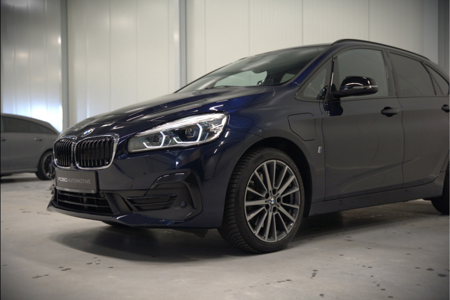 BMW 2 Serie Active Tourer 225xe iPerformance eDrive Edition | Stoelverwarming | Head-Up Display | Cruise Control | Parkeersensoren | Ambiance Verlichting | LED | Navigatie | Keyless | Leer | SOH 87%