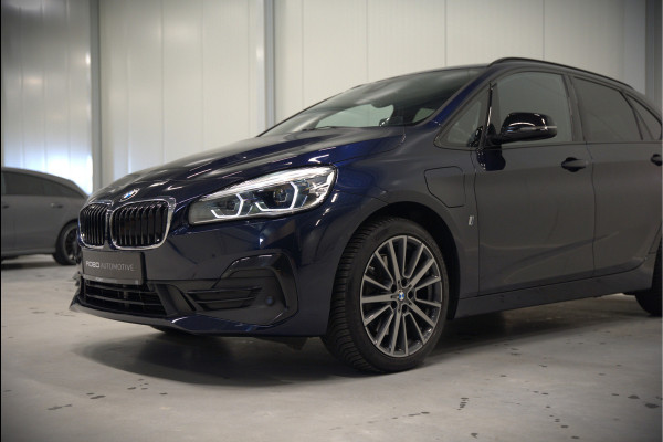 BMW 2 Serie Active Tourer 225xe iPerformance eDrive Edition | Stoelverwarming | Head-Up Display | Cruise Control | Parkeersensoren | Ambiance Verlichting | LED | Navigatie | Keyless | Leer | SOH 87%