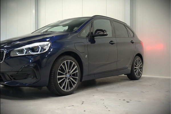 BMW 2 Serie Active Tourer 225xe iPerformance eDrive Edition | Stoelverwarming | Head-Up Display | Cruise Control | Parkeersensoren | Ambiance Verlichting | LED | Navigatie | Keyless | Leer | SOH 87%