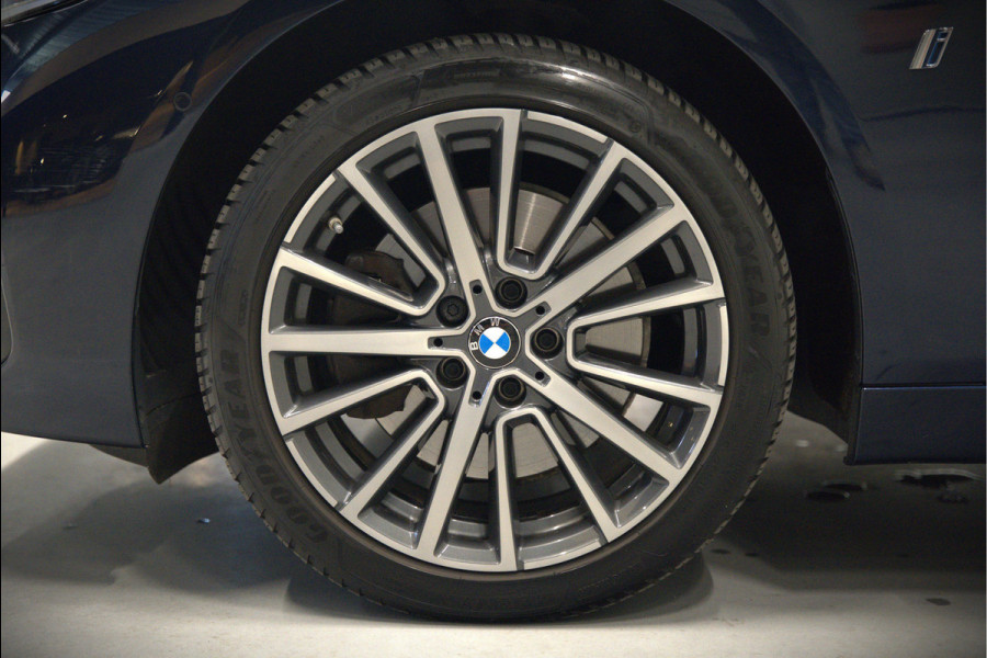 BMW 2 Serie Active Tourer 225xe iPerformance eDrive Edition | Stoelverwarming | Head-Up Display | Cruise Control | Parkeersensoren | Ambiance Verlichting | LED | Navigatie | Keyless | Leer | SOH 87%