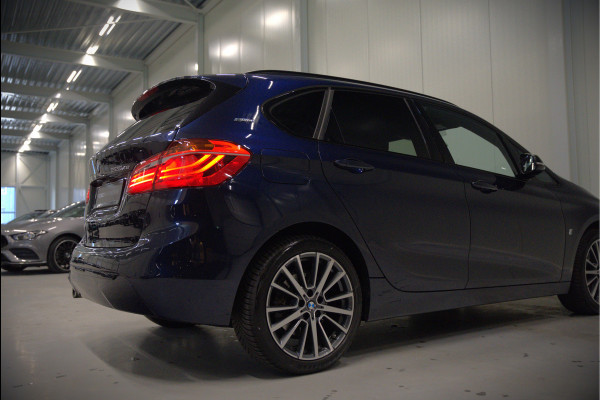 BMW 2 Serie Active Tourer 225xe iPerformance eDrive Edition | Stoelverwarming | Head-Up Display | Cruise Control | Parkeersensoren | Ambiance Verlichting | LED | Navigatie | Keyless | Leer | SOH 87%